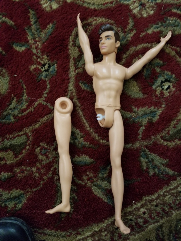 https://img.thrfun.com/img/206/041/fixing_the_leg_on_a_ken_doll_1_x3.jpg